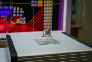 Планарный микроэлектродный массив на стеклянной подложке с камерой для среды культивирования нейронов 